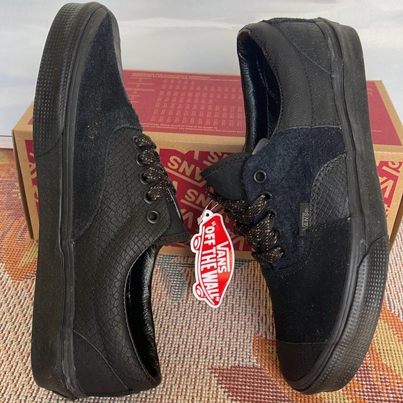 Vans WMNS Era Patchwork
Mono Patchwork Blackout
VN0A4BVU10J
Sneakers - Picture 12 of 16